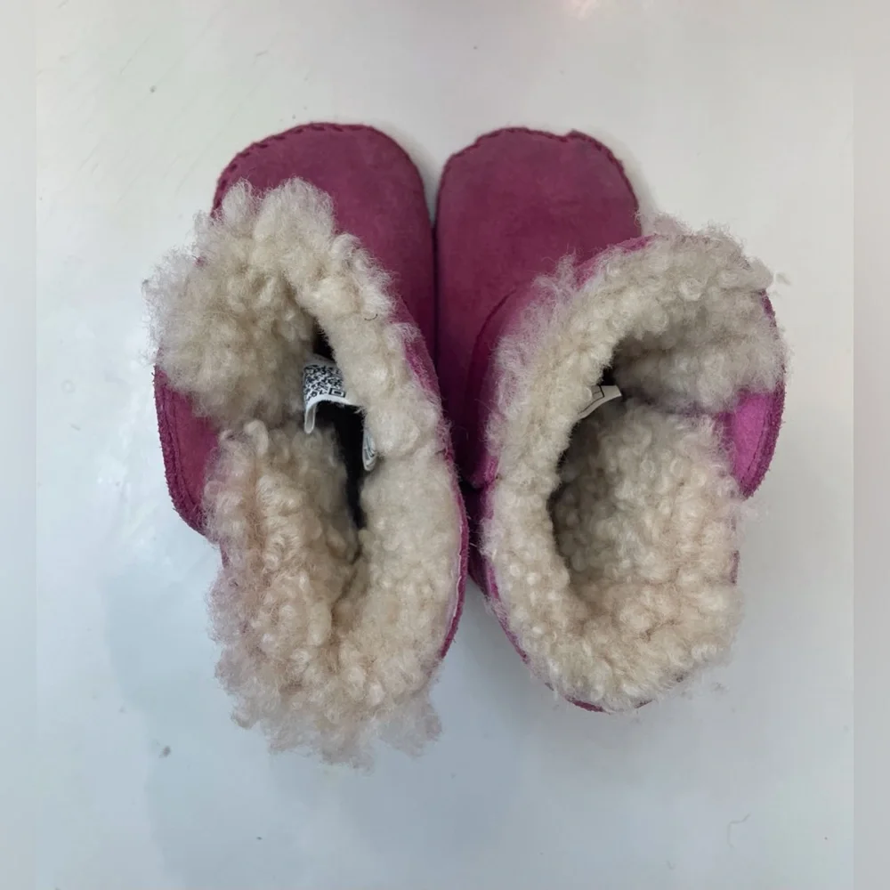 UGG Baby’s Caden Snow Pink Booties‎ with Cozy Lining Size 4/5